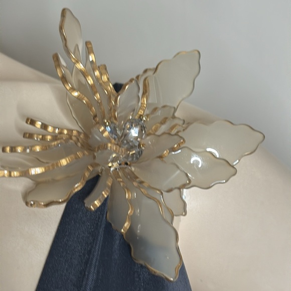 Large Celluloid Flower Statement Brooch - Picture 13 of 15